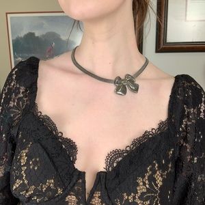 •SOLD ON DEPOP•VTG Bow Necklace